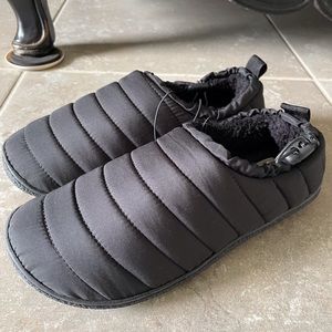 Men’s Black Eddie Bauer Sierra Slippers, New, never worn